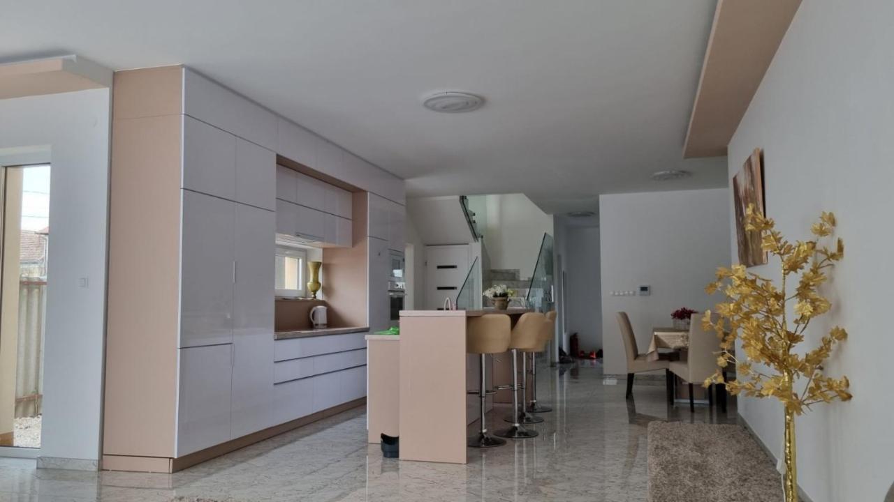 Апартаменти Sarkcsillag Teljes Csaladihaz- Star Complete Family House Сегед Екстер'єр фото