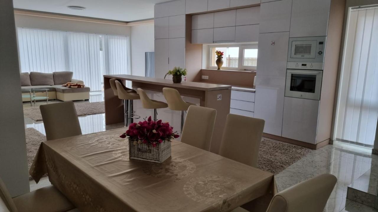 Апартаменти Sarkcsillag Teljes Csaladihaz- Star Complete Family House Сегед Екстер'єр фото